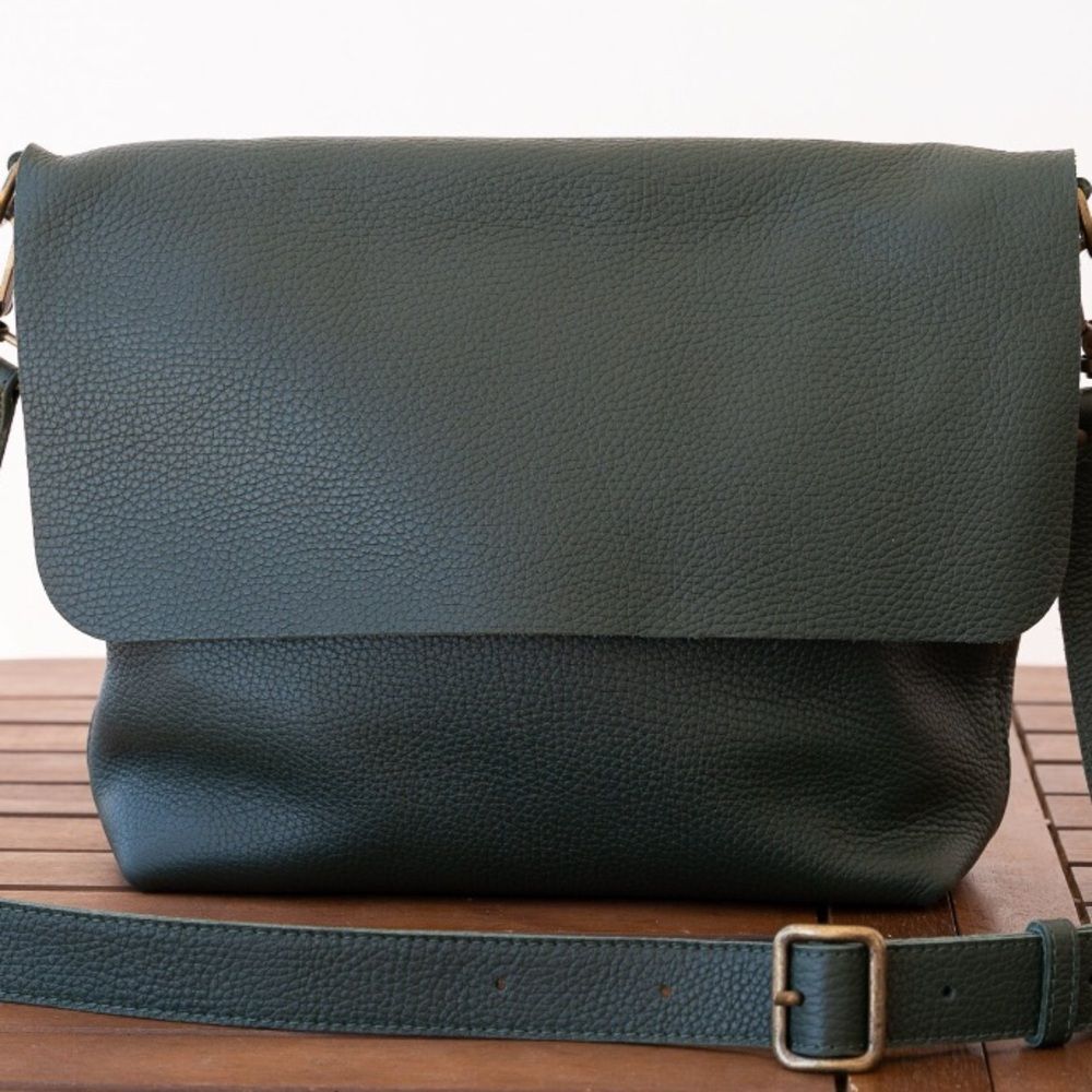 Classic Green Leather Crossbody Bag - Minimalist Design
